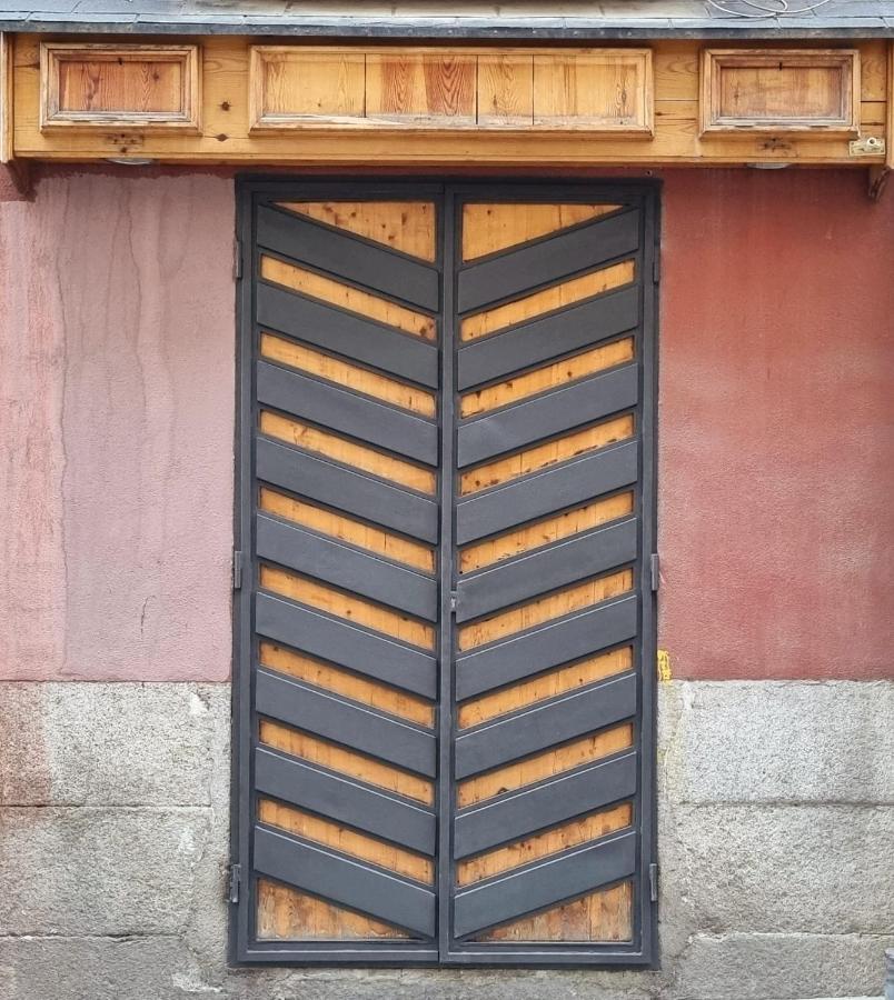 Metropolitan Apartment *